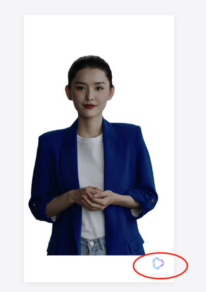 图片展示了HeyGen内置数字人形象，为一位身着蓝色西装外套、白色内搭、浅蓝色牛仔裤的女性。其双手交叉于身前，姿态自然。图片右下角有一个红色圆圈标识的蓝色图标，该图标是HeyGen的标志。此图与上下文紧密相关，是挑选数字人形象步骤中展示的示例，帮助用户直观了解HeyGen内置数字人的外观样式。