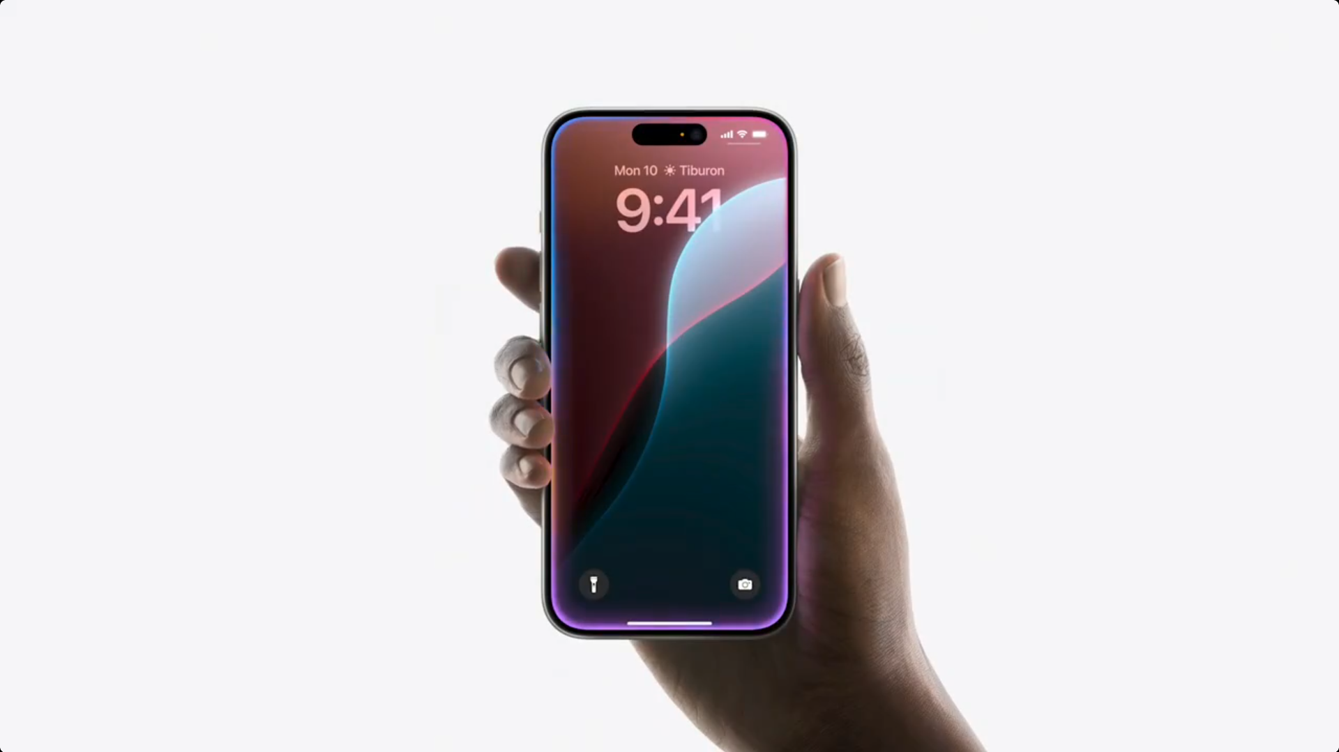 图片展示了一只手握着的iPhone 15 Pro手机。手机屏幕显示时间为9:41，日期为周一10日，地点为Tiburon。屏幕上方有“Mon 10”“Tiburon”字样，中间是时间显示，下方有“i”和“a”图标。手机边框为紫色，屏幕边缘有黑色边框。该图片与文档中介绍iPhone 15 Pro的内容相关，直观呈现了该手机的外观及屏幕显示情况。