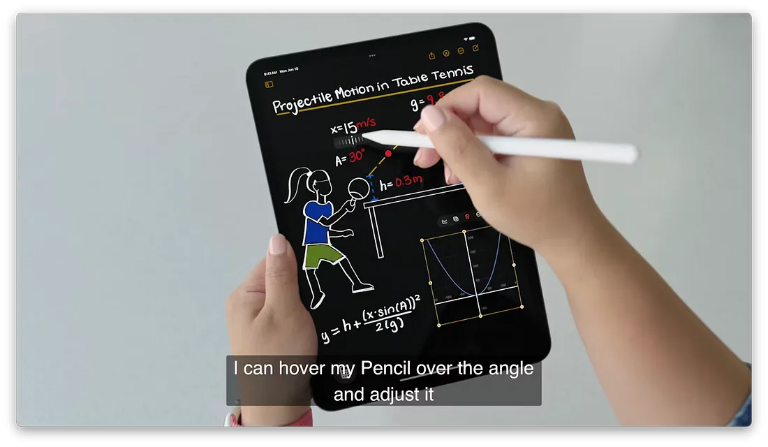 图片展示了iPadOS 18中笔记应用中智能脚本功能的使用场景。画面中，一只手拿着Apple Pencil在iPad上书写，另一只手调整角度。iPad屏幕上显示乒乓球运动轨迹的数学公式及图形，下方有“我可以在Pencil上方调整角度”的字幕。此图与上文提到的“能够根据变量值显示图形和计算结果”相呼应，直观呈现了该功能的实际应用效果。