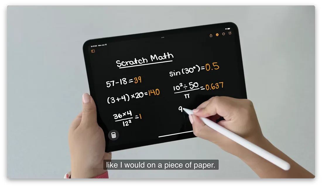 图片展示了iPadOS 18中使用Apple Pencil在笔记应用中书写数学方程式的情景。画面中，一只手拿着Apple Pencil在iPad屏幕上书写，另一只手托着iPad。屏幕上显示“Scratch Math”标题，下方有多个数学计算公式及计算结果，如57 - 18 = 39、(3 + 4) × 20 = 140等。该图片与上下文紧密相关，直观呈现了使用Apple Pencil在笔记中书写数学方程式，结果自动计算并显示在屏幕上的功能。