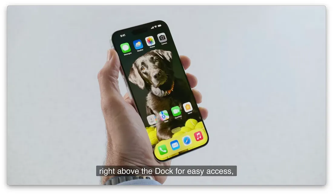 图片展示了iOS系统中一种自定义iPhone的新方式。画面中一只手拿着iPhone，手机屏幕上显示多个应用图标，其中“天气”应用图标被放置在屏幕右上角，位于Dock上方，便于快速访问。该图片与文档中“一种自定义iPhone的新方式”内容相关，直观呈现了将应用图标放置在屏幕任意位置的功能，体现了iOS系统在应用布局上的灵活性。