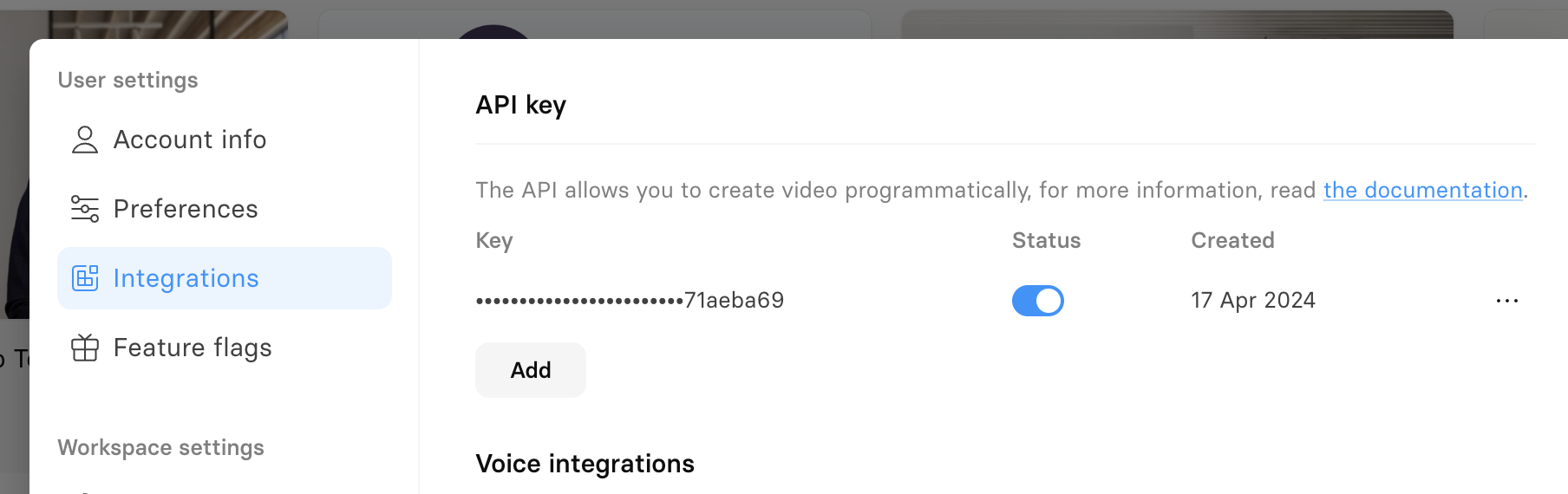 图片展示的是Synthesia官网中API密钥设置界面。左侧有User settings、Account info、Preferences、Integrations、Feature flags、Workspace settings等选项，其中Integrations被选中。右侧显示API key相关设置，Key部分有遮挡的密文，Status为开启状态，Created日期为2024年4月17日，下方还有Voice integrations部分。该图片与上文“注册并获取Synthesia的Expressive-1模型API”步骤相关，用于说明获取API密钥的操作界面。