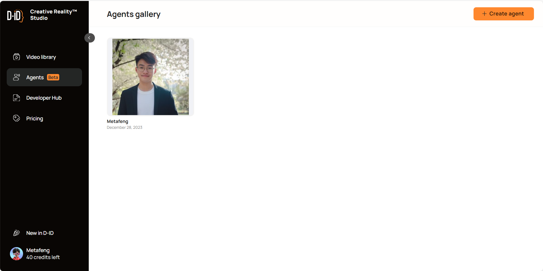 图片展示的是D-ID平台中“Agents gallery”（智能体画廊）界面。左侧黑色导航栏有Video library、Agents（标注Beta）、Developer Hub、Pricing等选项。右侧显示了一个名为“Metafeng”的智能体，配有一张人物头像照片，下方标注日期为2023年12月28日。右上角有一个橙色的“Create agent”按钮。该图片与上文创建D-ID交互式AI Agents的内容相关，展示了创建完成后智能体在画廊中的呈现样式。